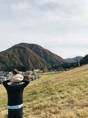 休日を家族で過ごす様子