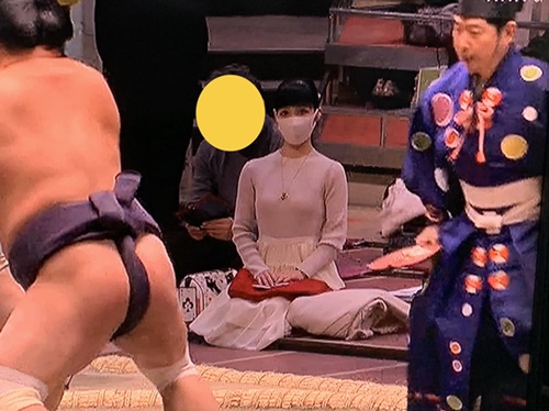 大相撲中継で砂かぶり席に座る女性