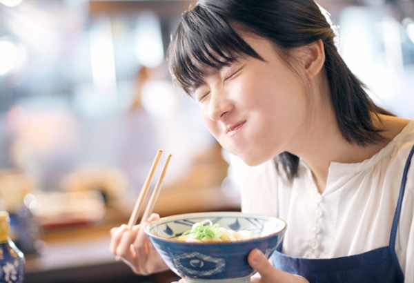 美味しそうにうどんを食べる西山こころのかわいい顔画像