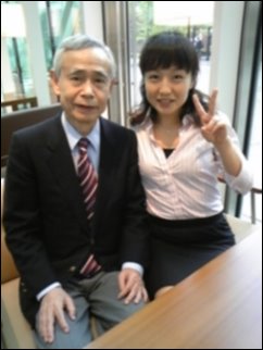 前社長と写真に映る大久保裕美の顔画像