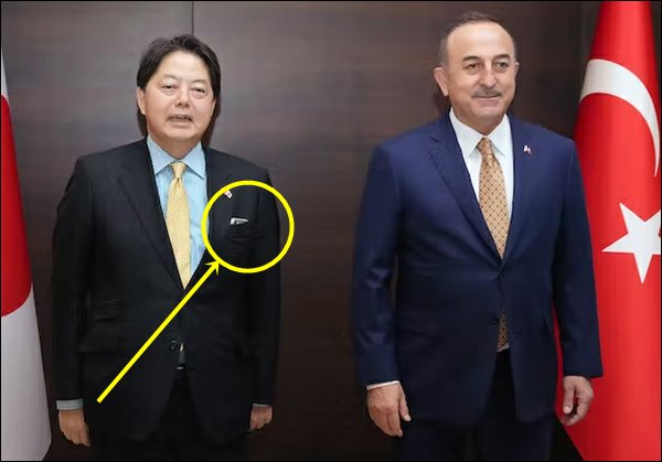 トルコの要人と会う時もスマホのカメラレンズを相手に向けている林芳正外相