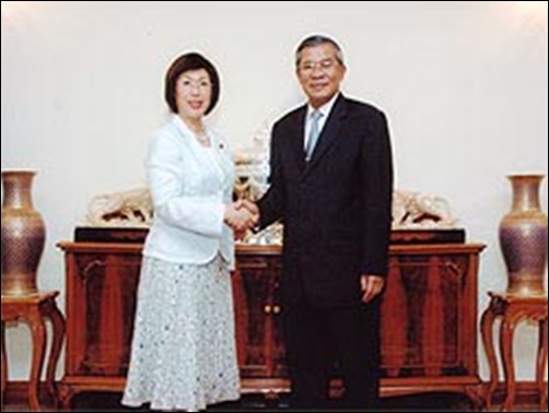 2006年に初外交をした若い頃の永岡桂子文科相