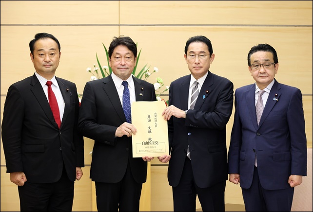 入閣できなかった小野寺五典が岸田総理に提言書を手渡す場面