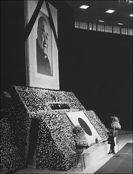 吉田茂の葬儀内容：安倍晋三元総理も同様の大きさの遺影が準備される見込み