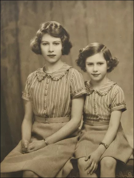 エリザベス女王とマーガレット王女の若い頃の2ショット画像