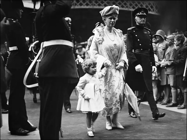 エリザベス女王の若い頃：4歳のときにオリンピックに出席する画像