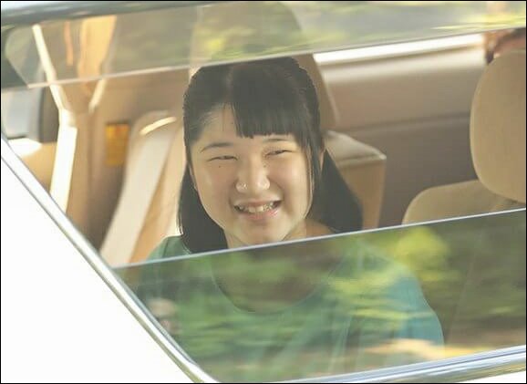 愛子さまは佳子さまと仲良しなので髪型や服装を真似している