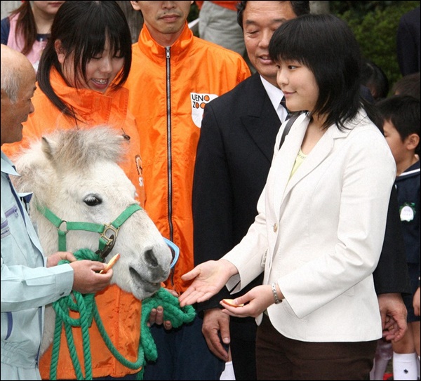 愛子さまは単独公務未経験だが眞子さまは16歳で初の単独公務