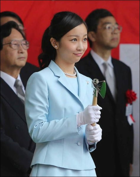 愛子さまは単独公務未経験だが佳子さまは19歳で初の単独公務