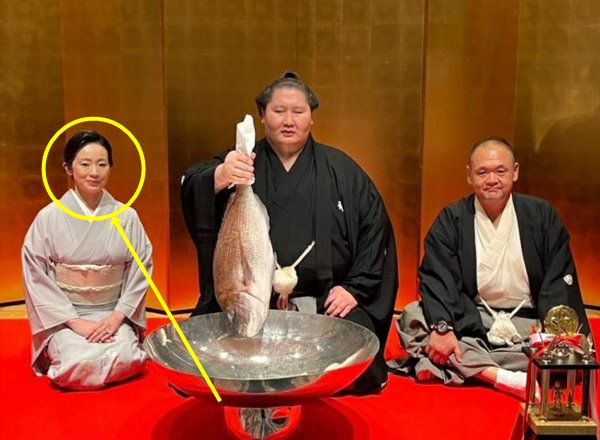 逸ノ城・湊部屋の親方・おかみさんの３ショット